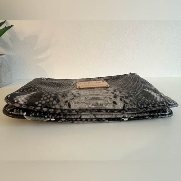 Bebe Lottie Black Snake Print Textured Fx Leather Double Zip Entry Clutch - Picture 13 of 15